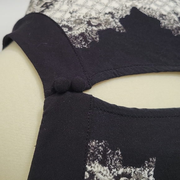 Black and White Paisley Print Shift Dress - Picture 7 of 12